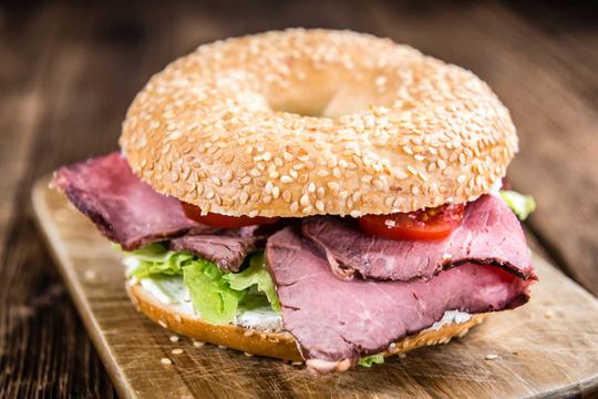 Bagel mit Roastbeef und Salat