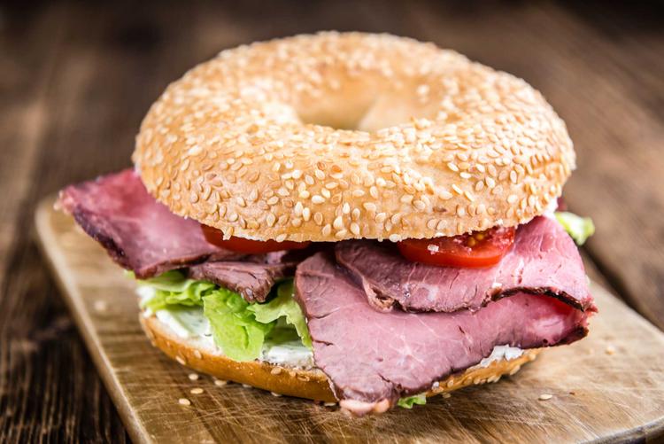 Bagel mit Roastbeef und Salat