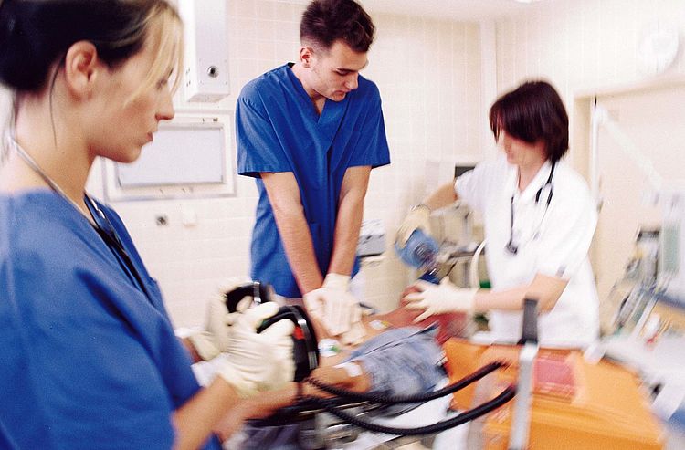 Bildnachweis: © wdv / Olaf Hermann Arzt macht eine Herzmassage.