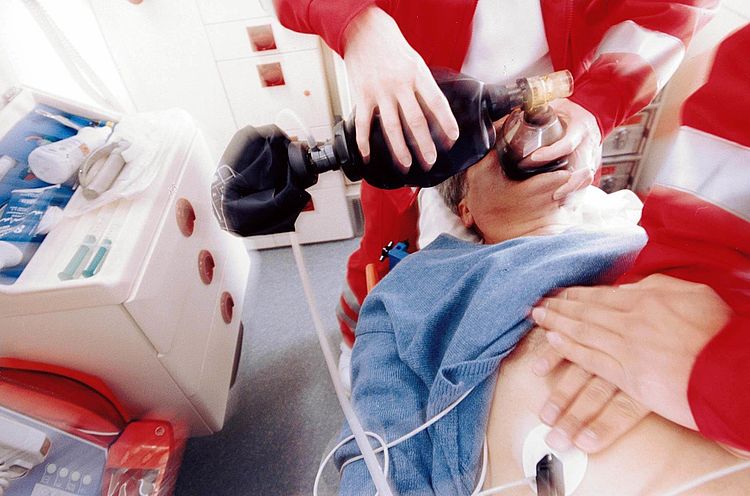 Sanitäter machen eine Herzmassage und beatmen einen Patienten. - Bildnachweis: © wdv / Olaf Hermann Sanitäter machen eine Herzmassage und beatmen einen Patienten.