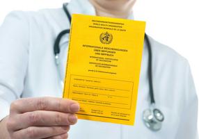 Arzt zeigt einen Impfpass