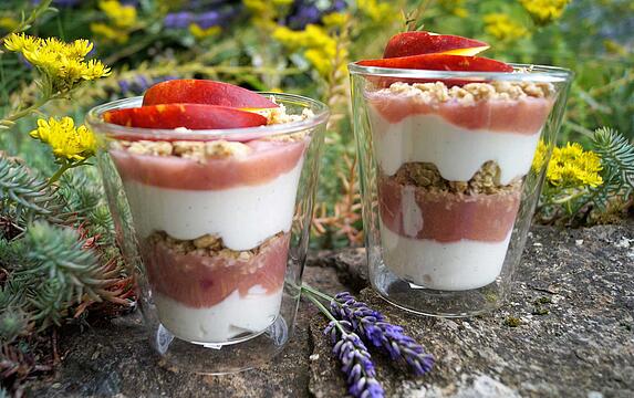 Nektarinen-Quark-Dessert im Glas