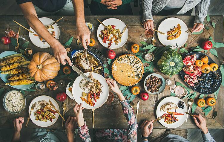 Mit herbstlichen Speisen gedeckter Tisch