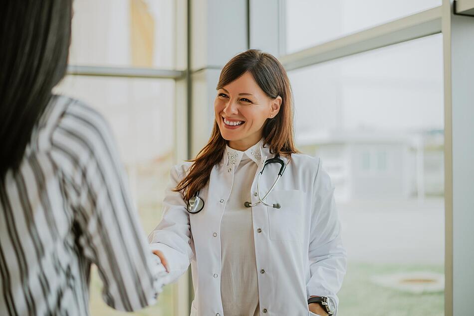 Ärztin gibt Patientin die Hand - Bildnachweis: © istockphoto.com / nortonrsx Ärztin gibt Patientin die Hand
