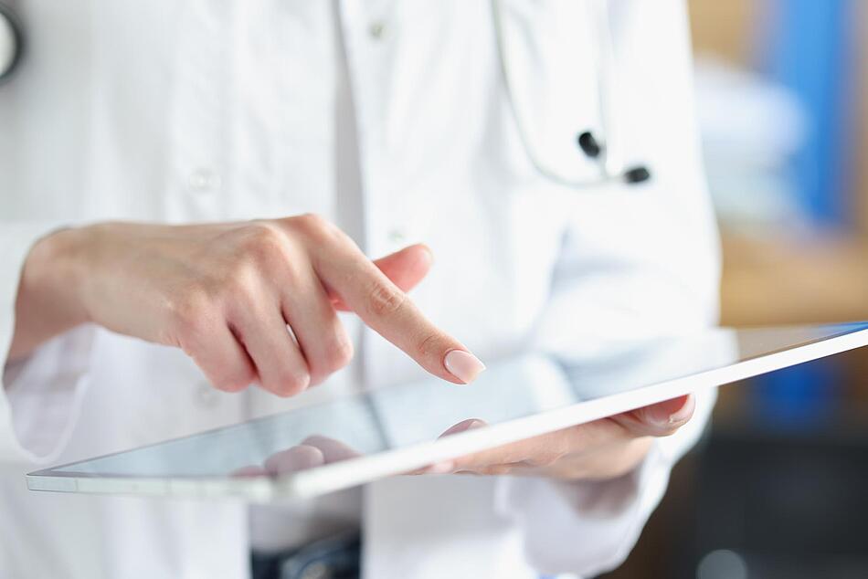 Ärztin schaut auf ihr Tablet - Bildnachweis: © istockphoto.com / Ivan-balvan Ärztin schaut auf ihr Tablet