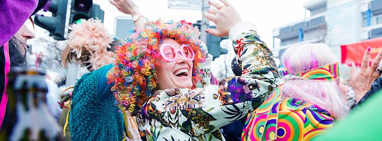 Straßenkarneval: Verkleidete Personen feiern