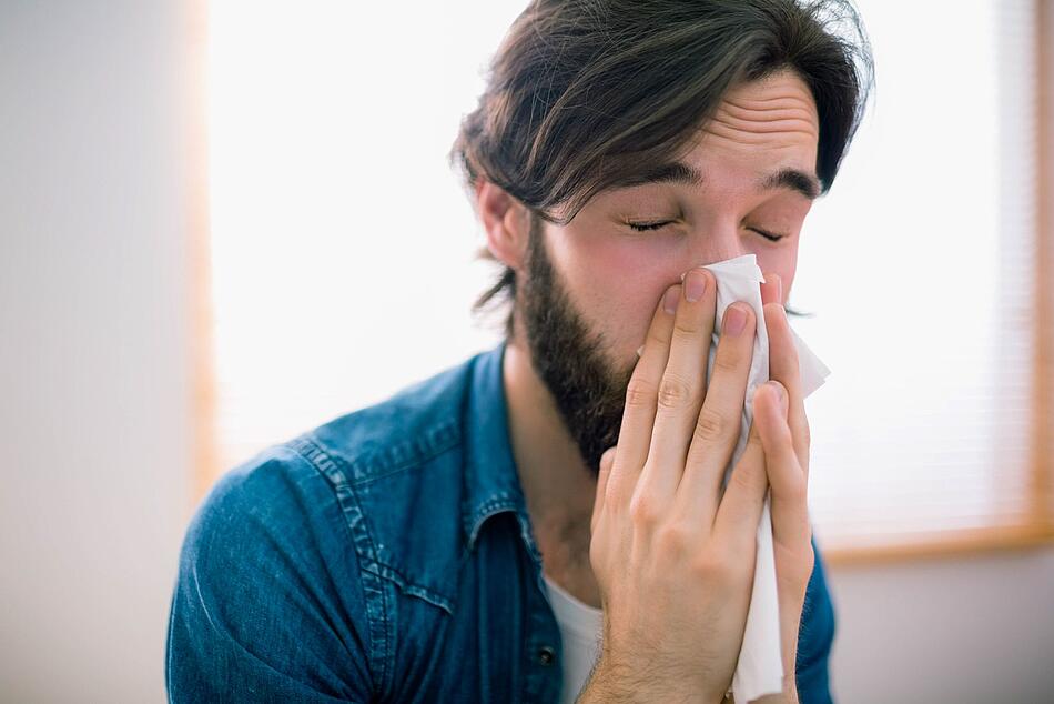 Mann putzt sich die Nase - Bildnachweis: © istockphoto.com / Wavebreakmedia Mann putzt sich die Nase