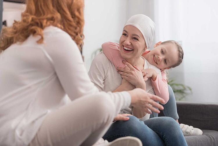 Familie mit an Krebs erkrankter Mutter verbringt Zeit miteinander