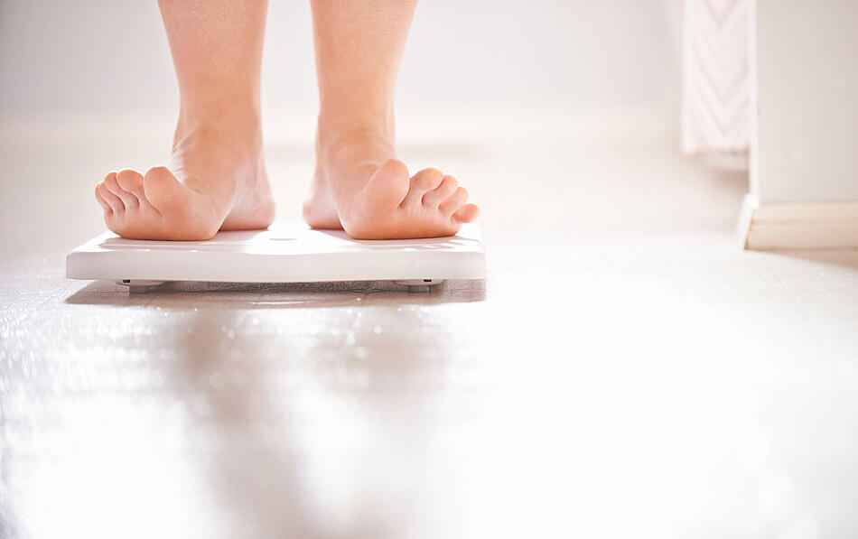 Füße auf einer Waage - Bildnachweis: © istockphoto.com / AJ_Watt Füße auf einer Waage