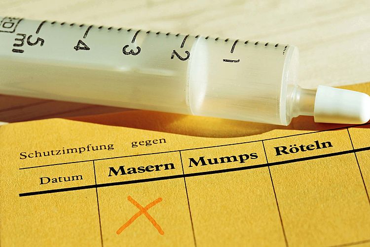 In einem Impfpass ist die Schutzimpfung gegen Masern angekreuzt. - Bildnachweis: © istockphoto.com / Astrid860 In einem Impfpass ist die Schutzimpfung gegen Masern angekreuzt.