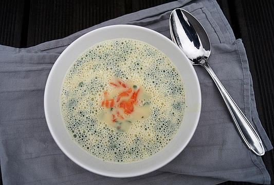 Bärlauch-Kartoffel-Suppe mit Lachs-Topping