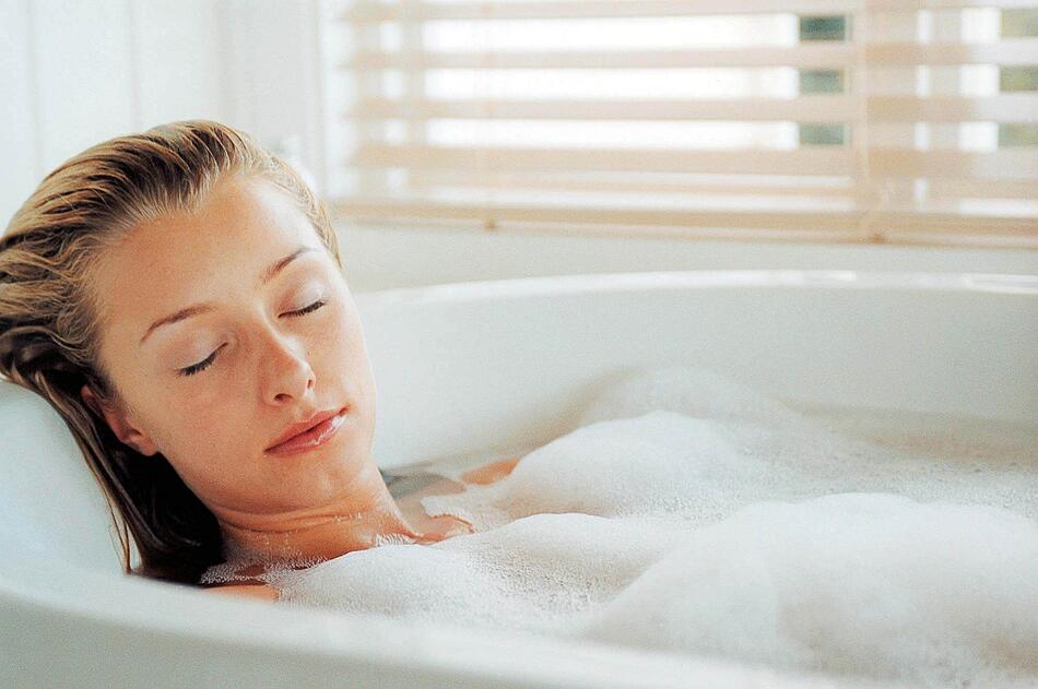 Junge Frau liegt mit geschlossenen Augen in der Badewanne. - Bildnachweis: © wdv / Jan Lauer Junge Frau liegt mit geschlossenen Augen in der Badewanne.