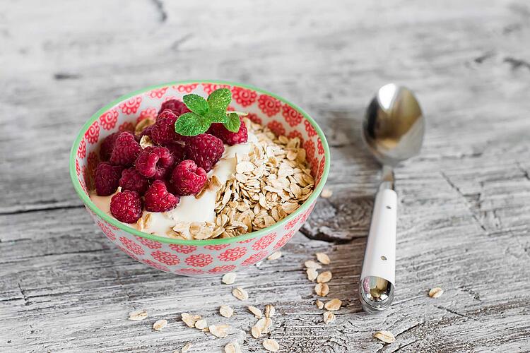 Power-Müsli in einer Schüssel steht auf einem Holztisch.