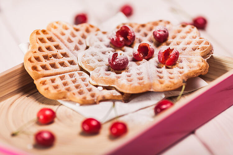 Waffeln mit Kirschen