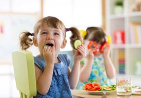 Kinder essen Gemüse Kinder essen Gemüse