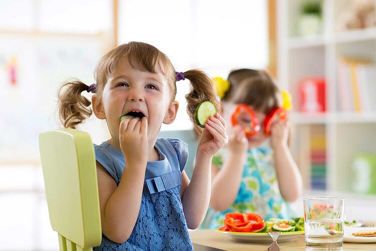 Kinder essen Gemüse