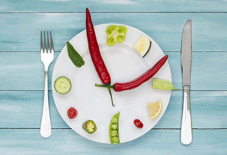 Obst und Gemüse auf einem weißen Teller.