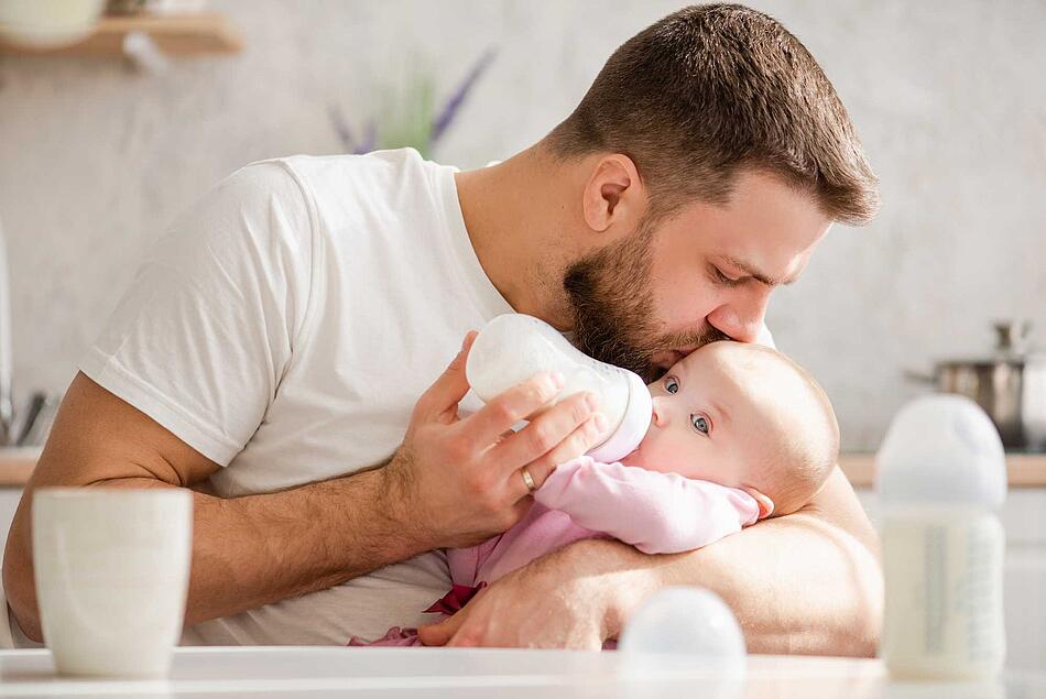 Vater gibt Baby die Flasche - Bildnachweis: © istockphoto.com / O_Lypa Vater gibt Baby die Flasche