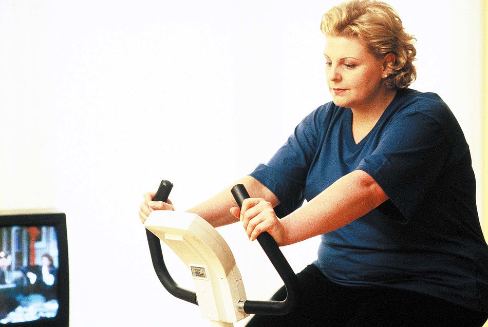 Übergewichtige Frau auf einem Ergometer. - Bildnachweis: © wdv / Bernhard Rüttger Übergewichtige Frau auf einem Ergometer.