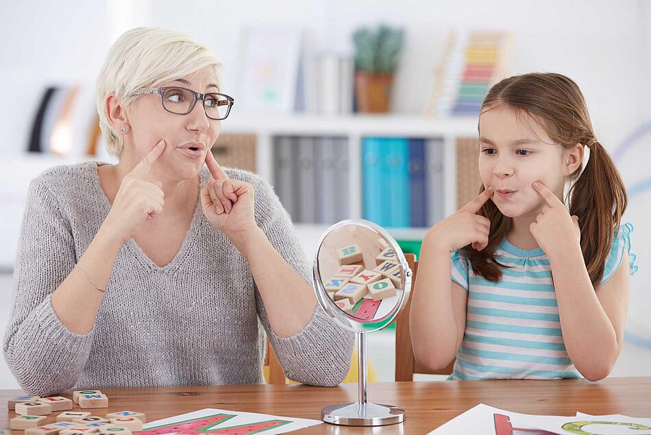Mädchen beim Sprachtraining - Bildnachweis: © istockphoto.com / KatarzynaBialasiewicz Mädchen beim Sprachtraining