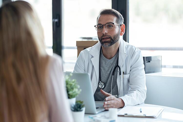 Arzt im Gespräch mit Patientin