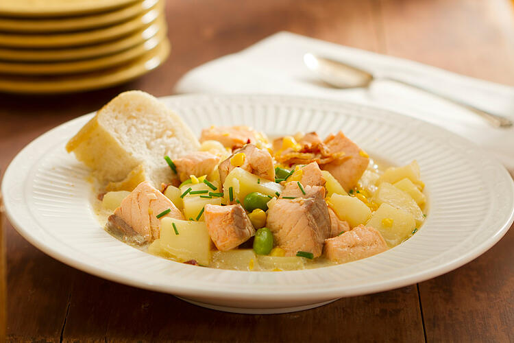 Pannfisch mit Kartoffeln in einem Suppenteller mit Weißbrot.