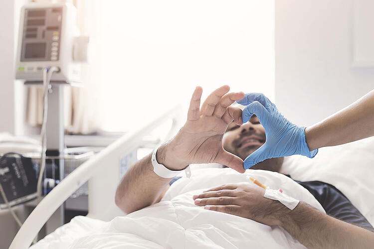 Bildnachweis: © istockphoto.com / isayildiz Patient und Arzt formen mit den Händen ein Herz