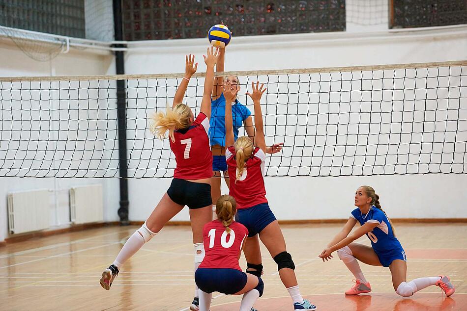 Frauen spielen Volleyball.