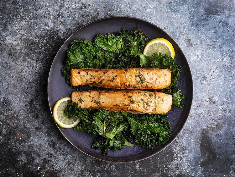 Gebratener Lachs mit Grünkohl