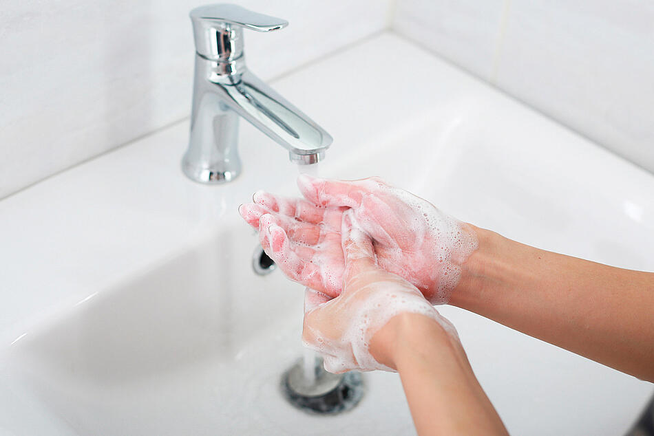 Frau wäscht sich gründlich die Hände
