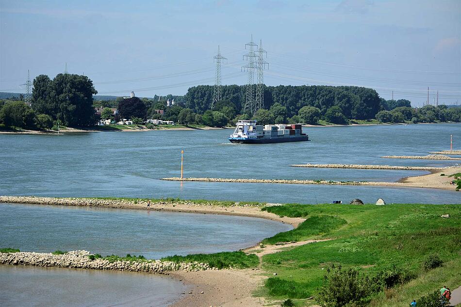 Frachtschiff auf einem Fluss