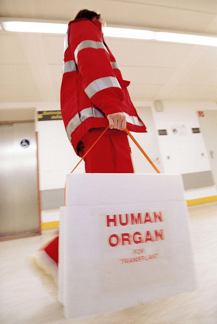 Bildnachweis: © wdv / Olaf Hermann Sanitäter trägt einen Behälter mit Organen.