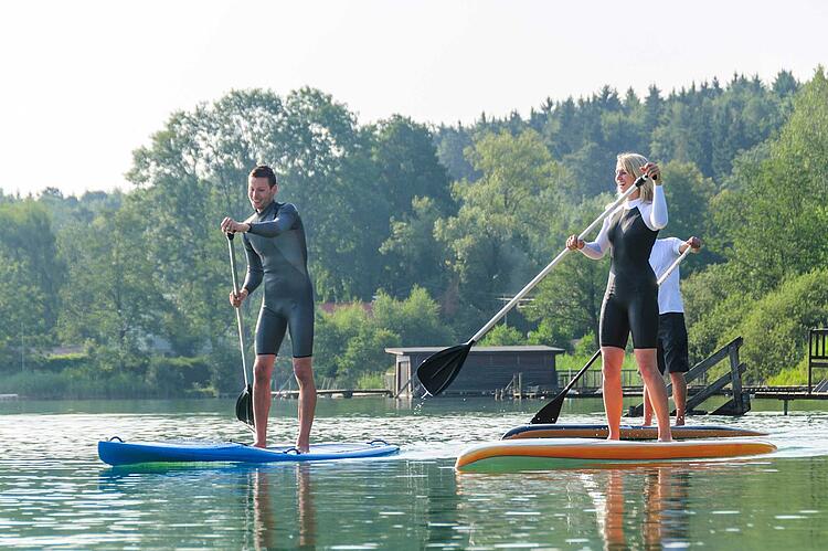 Stand Up Paddling in der Gruppe auf einem See