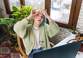 Junge Frau macht sich Tropfen in die Augen