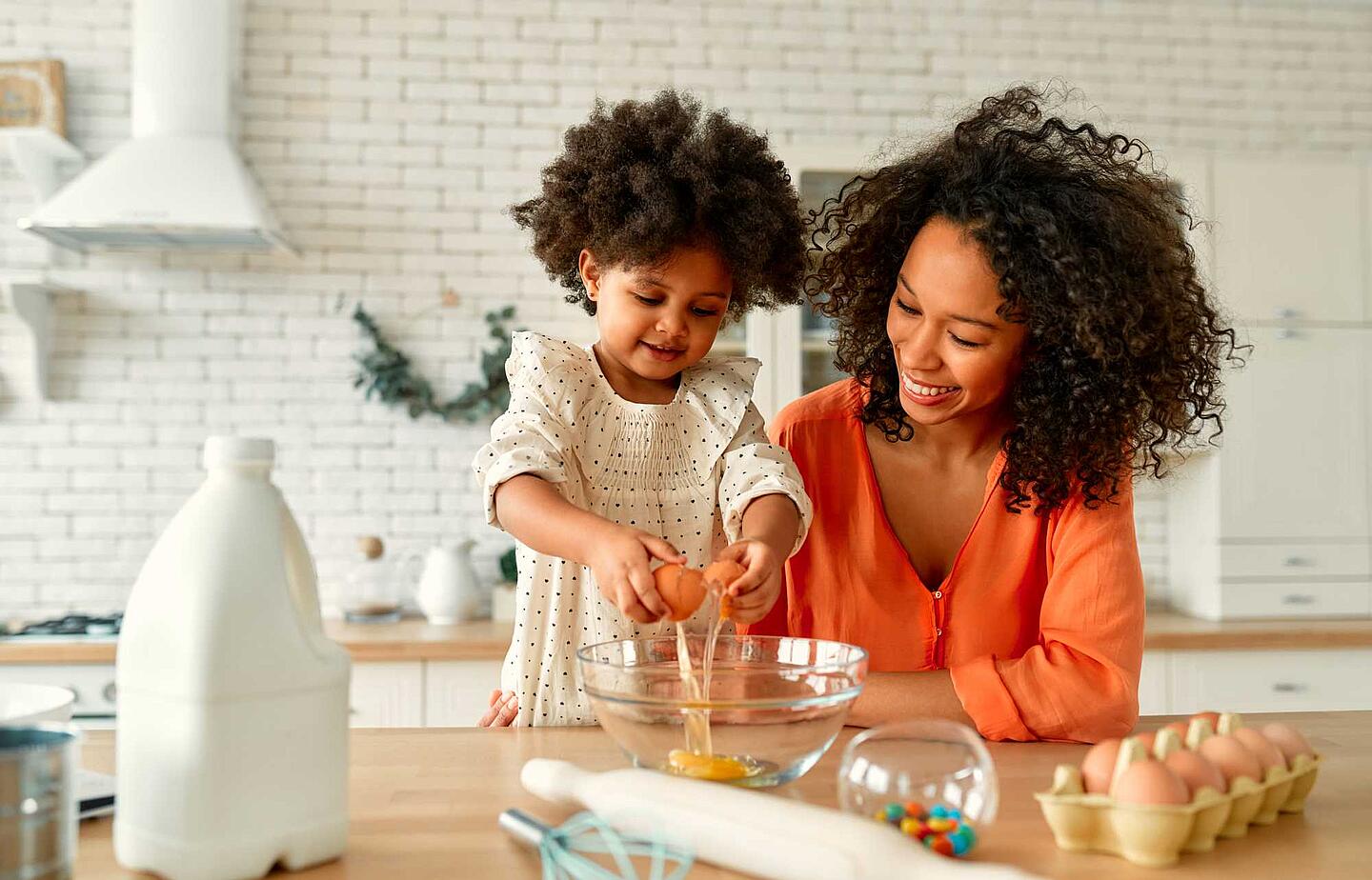 Mutter und Tochter backen