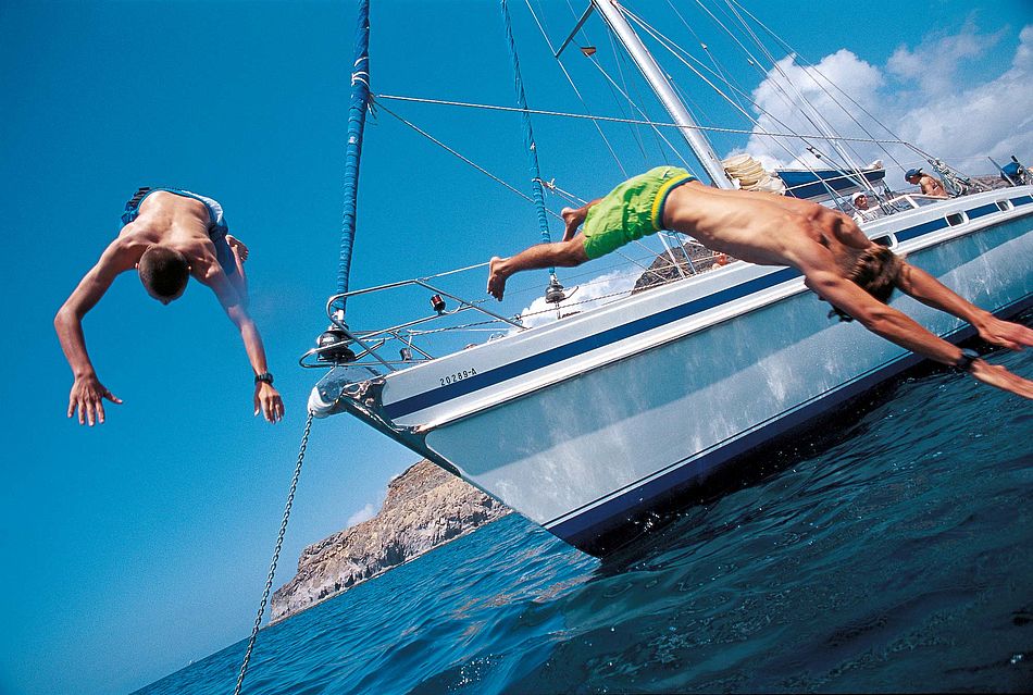 Zwei junge Männer springen von einem Segelboot ins Meer. - Bildnachweis: © wdv / Frank Blümler Zwei junge Männer springen von einem Segelboot ins Meer.