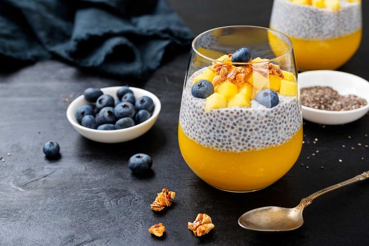 Veganer Chiapudding mit Mango und Blaubeeren