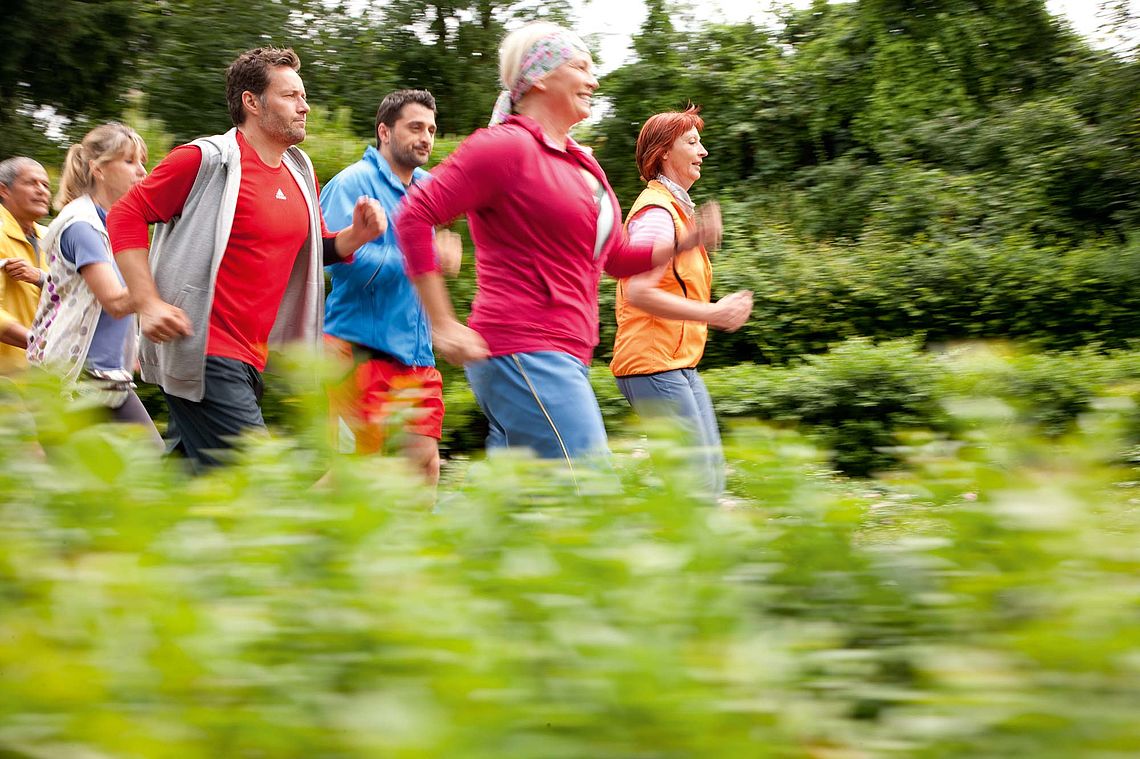 Bildnachweis: © wdv / Michael Völler Gruppe von Menschen beim Joggen durch die Natur.