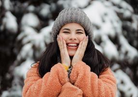 Frau vor verschneitem Hintergrund