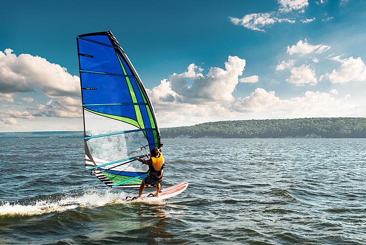 Windsurfer auf einem See