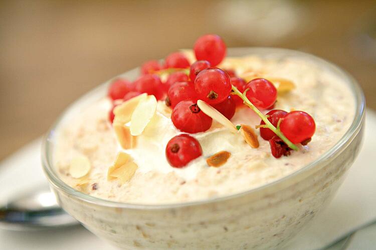 Schichtspeise mit Quark und roten Früchten