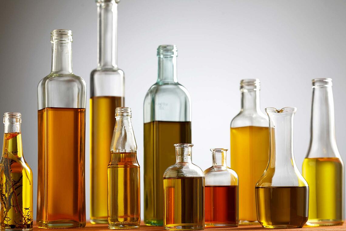 Verschiedene Flaschen gefüllt mit Öl.