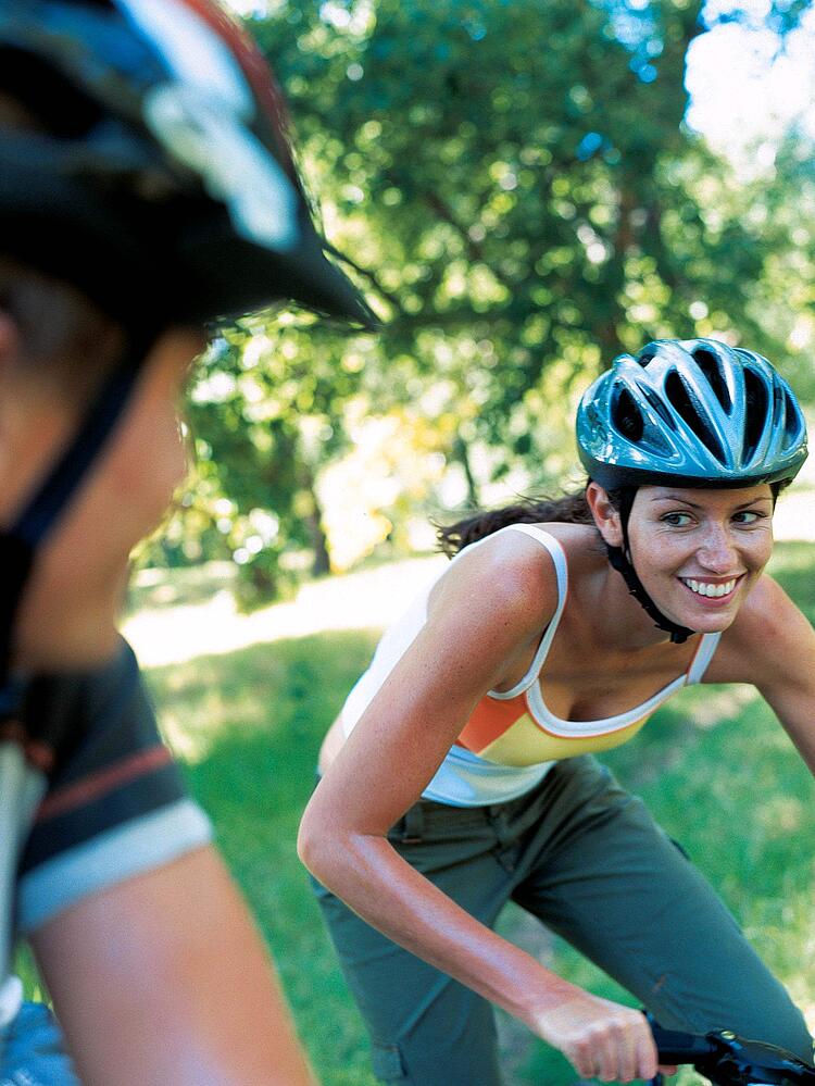 Junge Frau fährt Fahrrad.