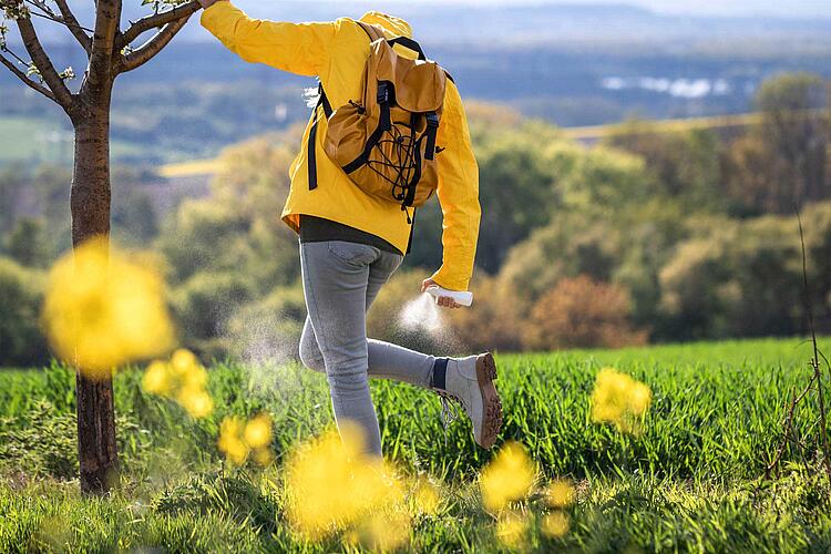 Bildnachweis: © istockphoto.com / Zbynek Pospisil Wanderer benutzt Zeckenspray.