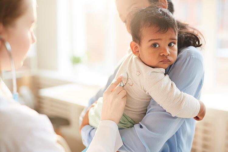 Baby wird auf dem Arm getragen