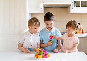 Kinder mit gefärbten Ostereiern