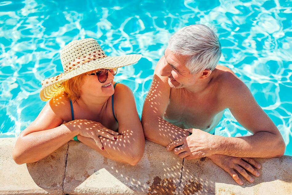 Paar im Pool - Bildnachweis: © istockphoto.com / Maryviolet Paar im Pool