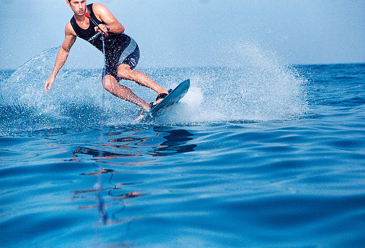 Junger Mann beim Wakeboarden.