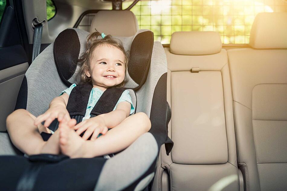 Kleinkind im Kindersitz im Auto