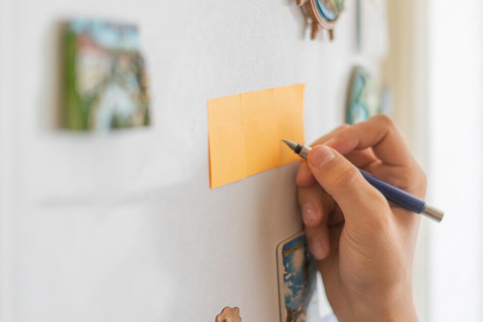 Hand beschriftet Notizzettel am Kühlschrank